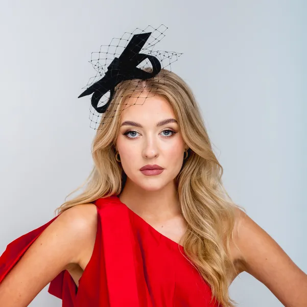 Czarny fascynator z woalką odwrócona kokarda.