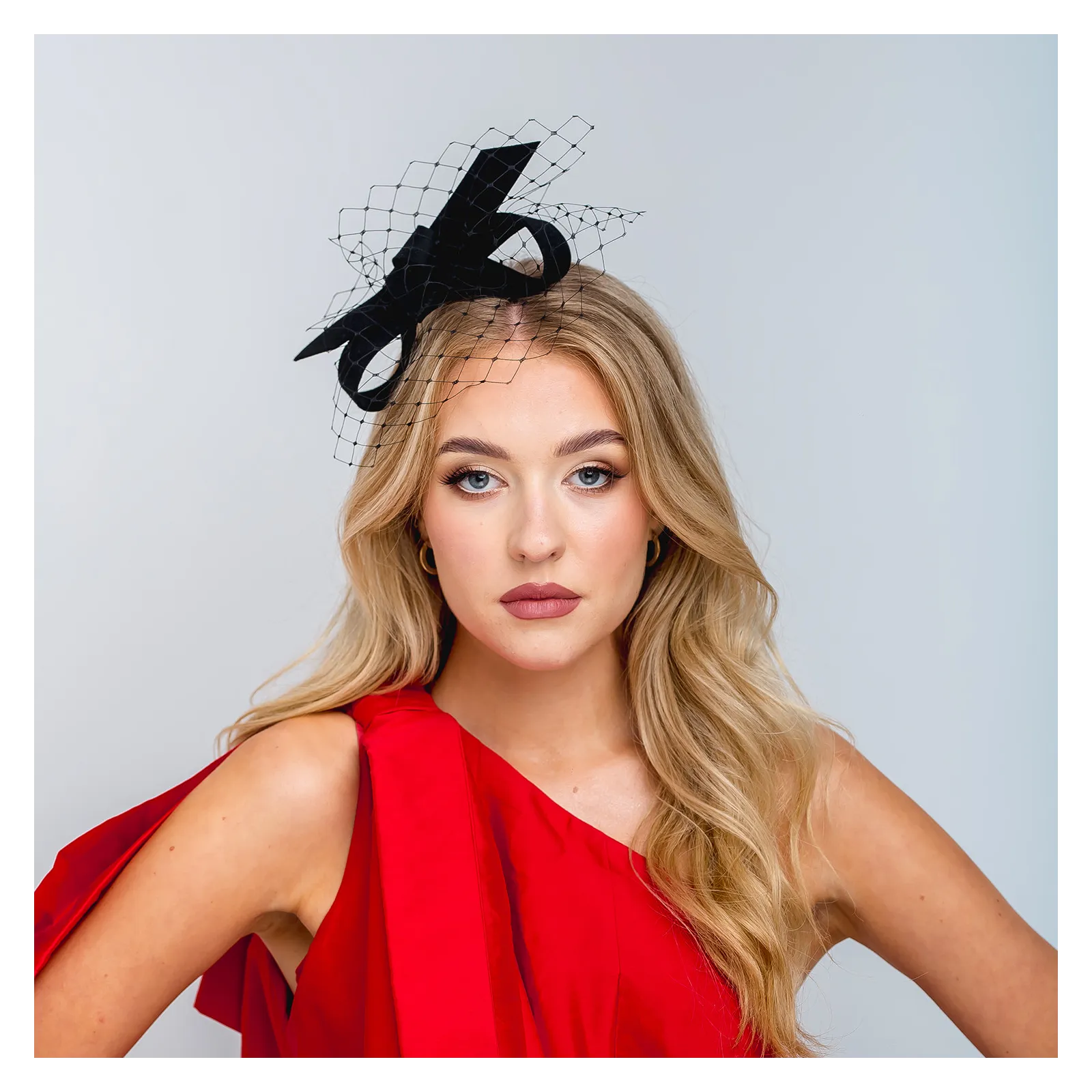 Czarny fascynator z woalką odwrócona kokarda.