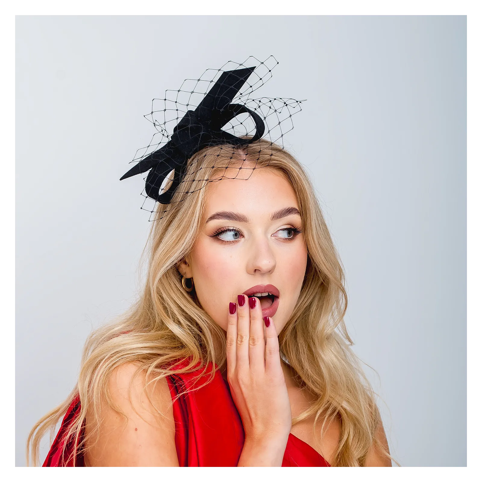 Czarny fascynator z woalką odwrócona kokarda.