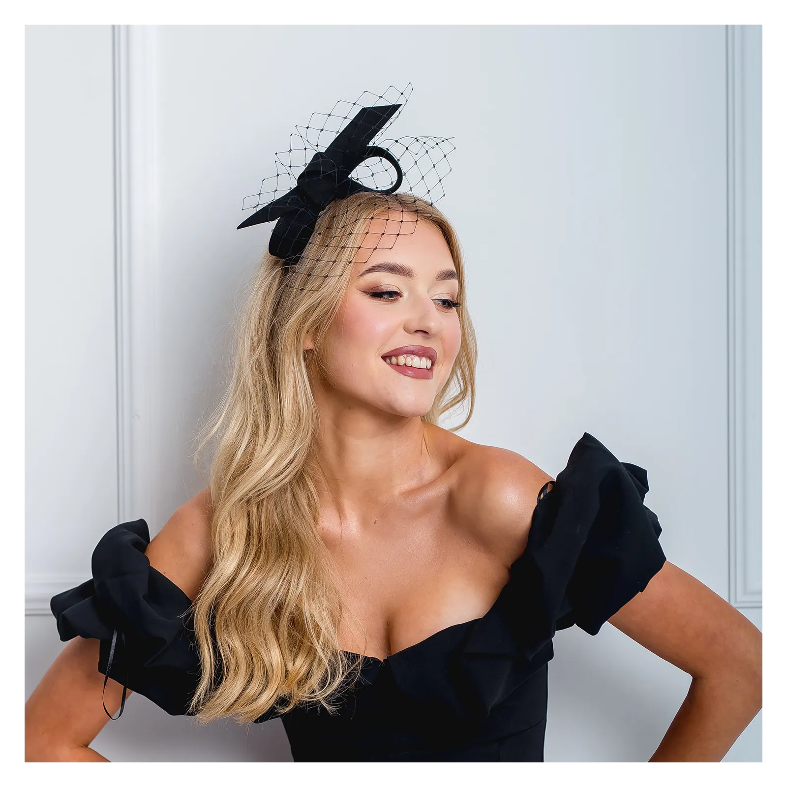 Czarny fascynator z woalką odwrócona kokarda.