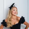 Czarny fascynator z woalką odwrócona kokarda.