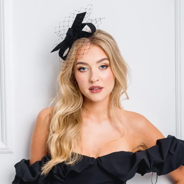 Czarny fascynator z woalką odwrócona kokarda.