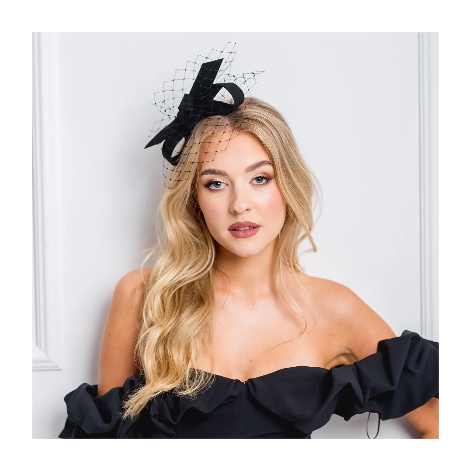 Czarny fascynator z woalką odwrócona kokarda.