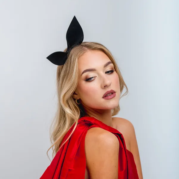 Czarna ozdoba do włosów uszkokokarda.