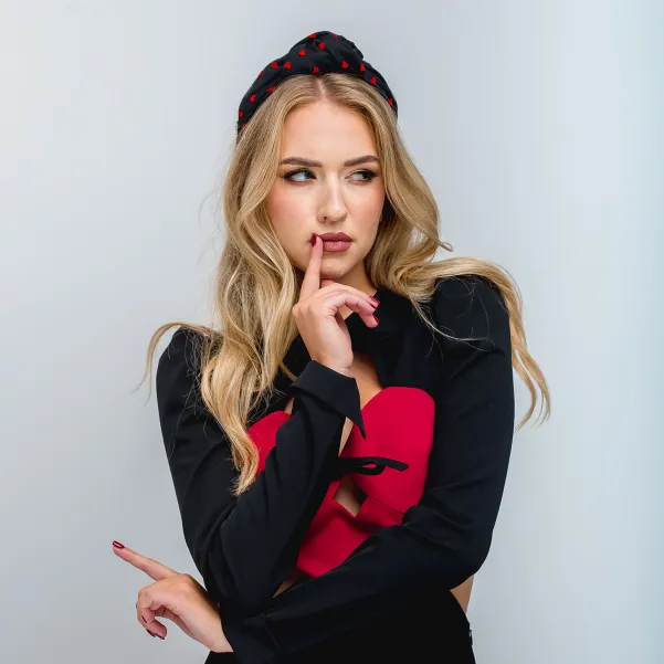 Czarna opaska z węzłem w czerwone serduszka. Czarna opaska z węzłem w czerwone serduszka.