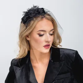 Czarna woalka na twarz z aksamitną kokardą i koronką.