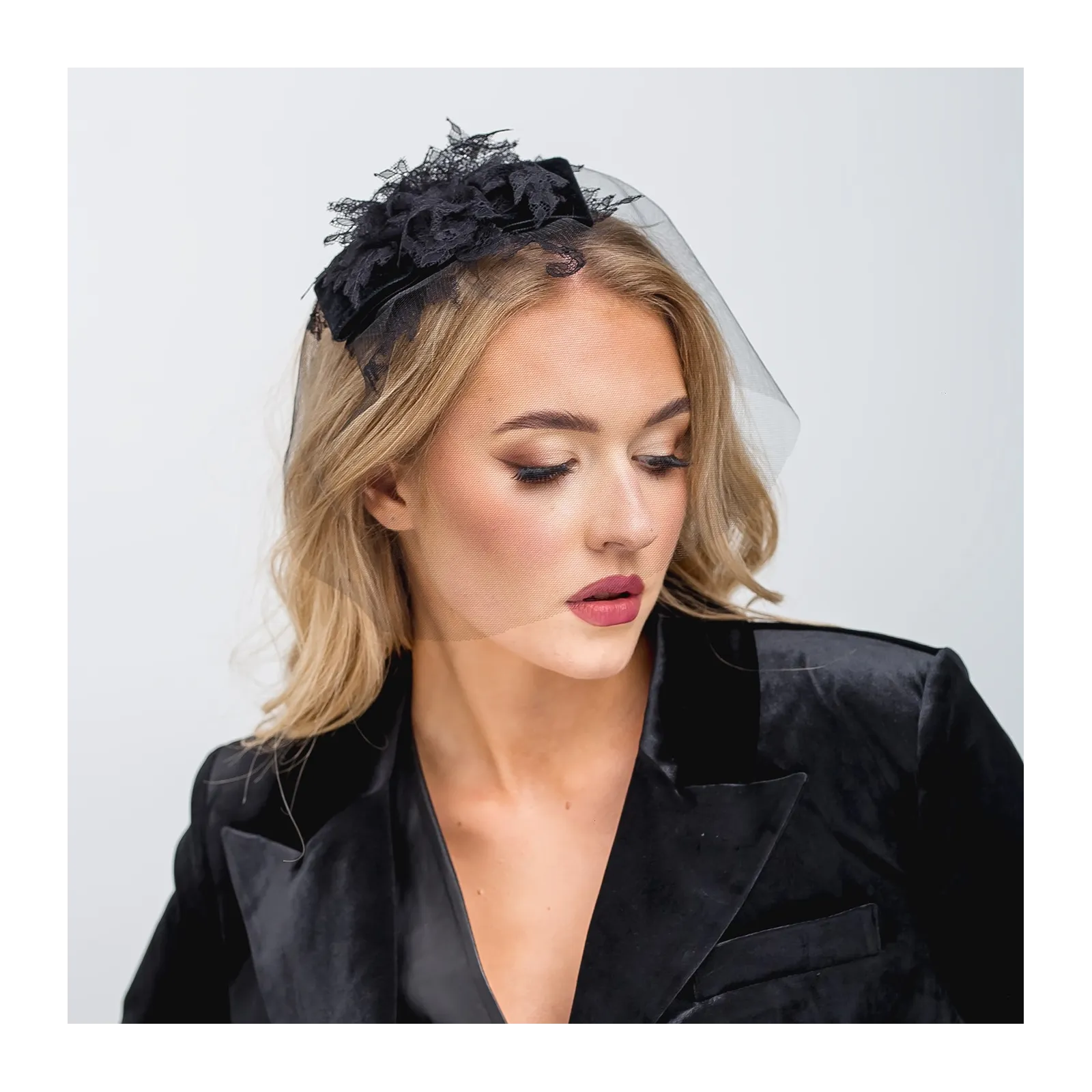 Czarna woalka na twarz z aksamitną kokardą i koronką.