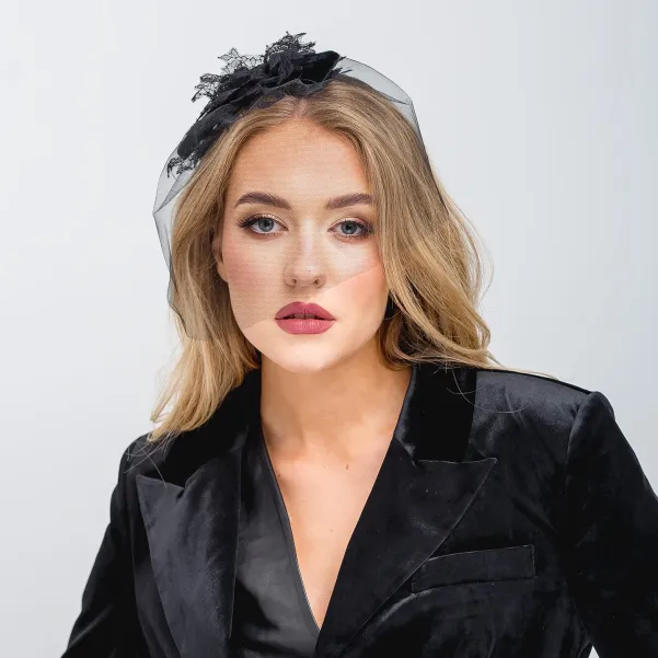 Czarna woalka na twarz z aksamitną kokardą i koronką.