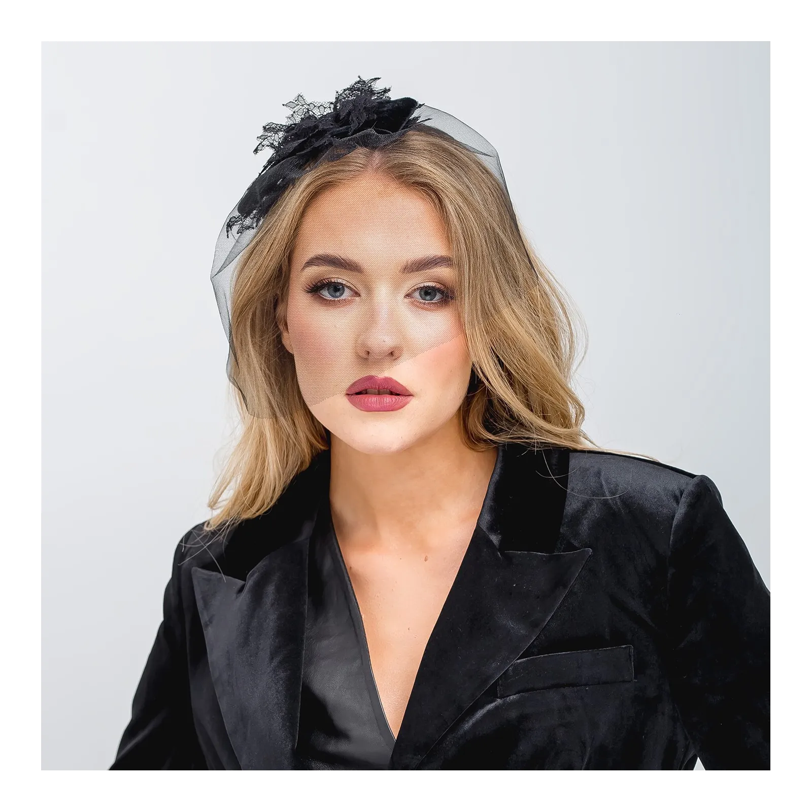 Czarna woalka na twarz z aksamitną kokardą i koronką.