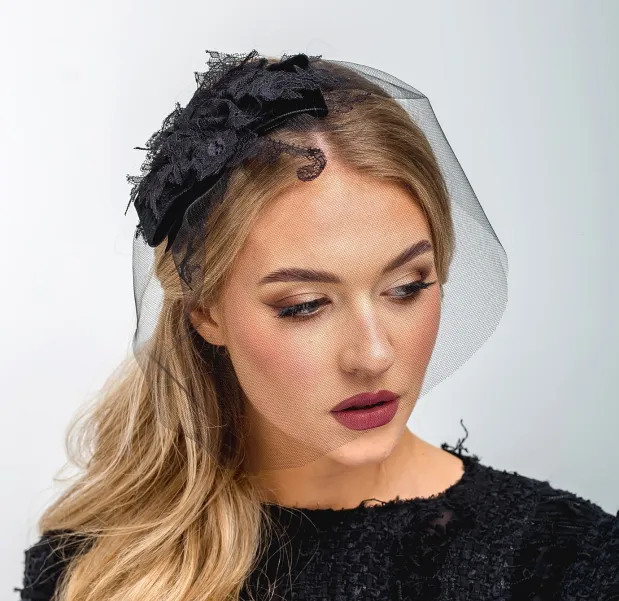 Czarna woalka na twarz z aksamitną kokardą i koronką.