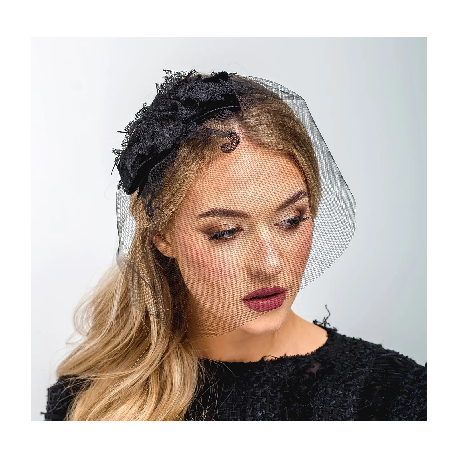 Czarna woalka na twarz z aksamitną kokardą i koronką.