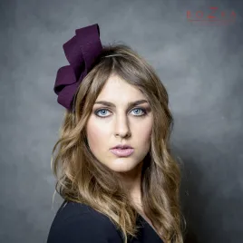 Duży bordowy filcowy fascynator na opasce.