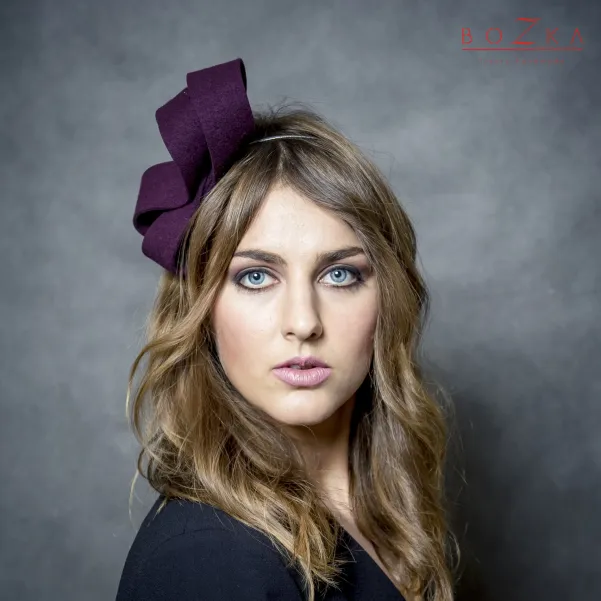 Duży bordowy filcowy fascynator na opasce.