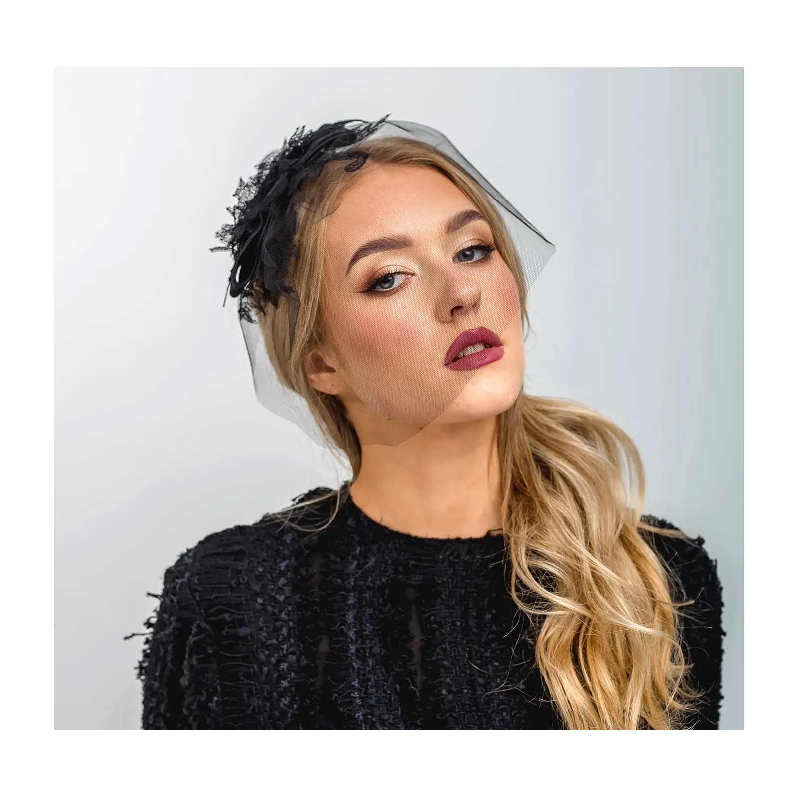 Czarna woalka na twarz z aksamitną kokardą i koronką.