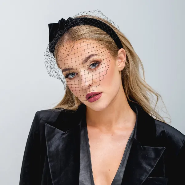 Delikatnie zdobiona czarna gruba opaska z woalką na twarz.