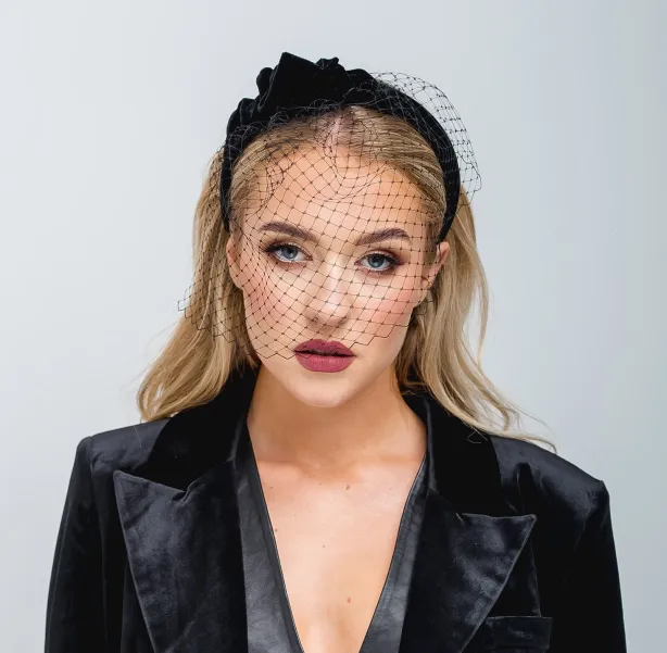 Delikatnie zdobiona czarna gruba opaska z woalką na twarz.