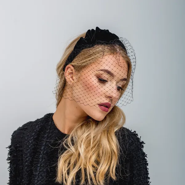 Delikatnie zdobiona czarna gruba opaska z woalką na twarz.