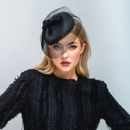 Skromny czarny toczek z "siateczką" na oczy i zdobieniem.