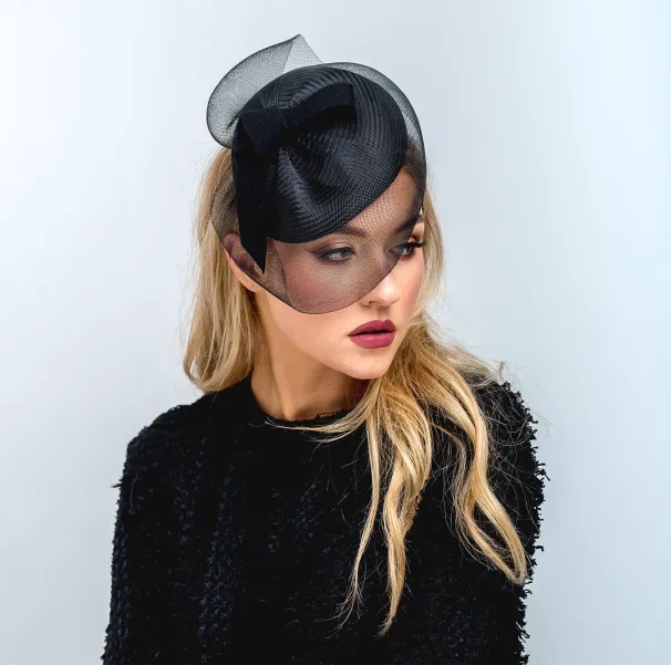 Skromny czarny toczek z "siateczką" na oczy i zdobieniem.