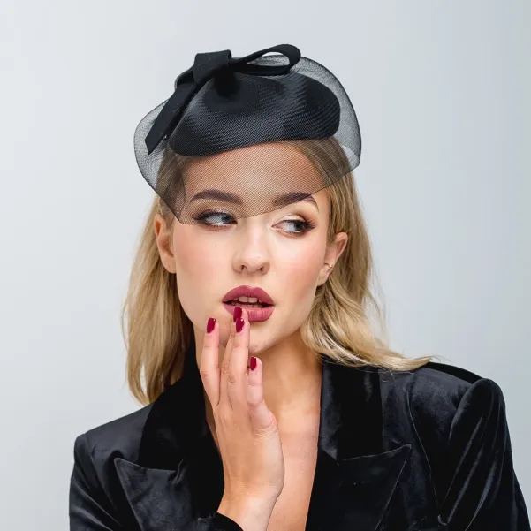 Skromny czarny toczek z "siateczką" na oczy i zdobieniem.