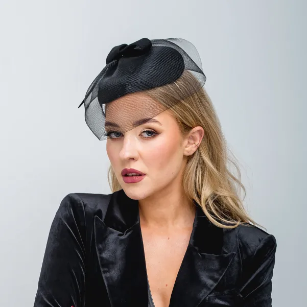 Skromny czarny toczek z "siateczką" na oczy i zdobieniem.