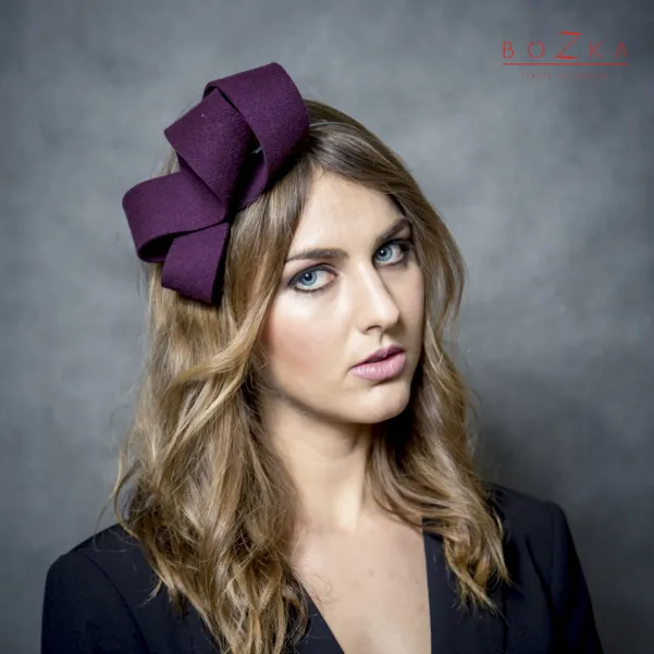 Duży bordowy filcowy fascynator na opasce.