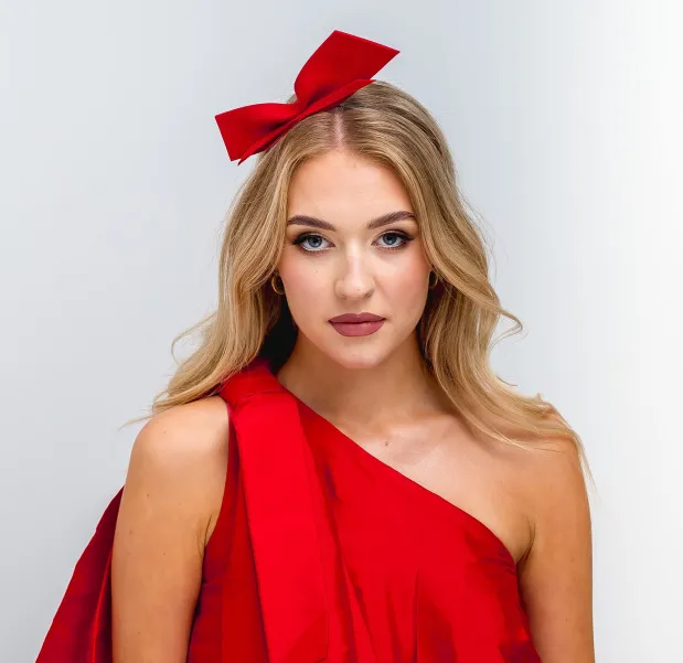 Czerwona ozdobna kokarda na głowę na opasce.