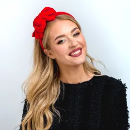 Czerwona aksamitna opaska z kokardą.