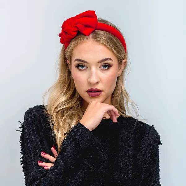 Czerwona aksamitna opaska z kokardą.