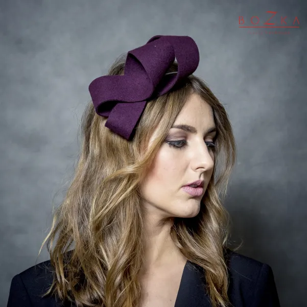 Duży bordowy filcowy fascynator na opasce.