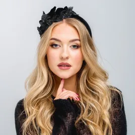 Czarna aksamitna ozdobna opaska do włosów z koralikami.