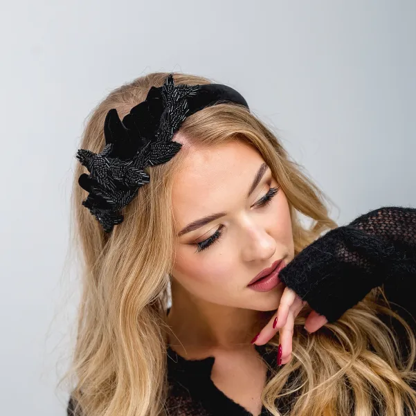 Czarna aksamitna ozdobna opaska do włosów z koralikami.