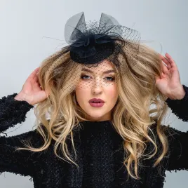 Czarny tiulowy fascynator z woalką i koronką.