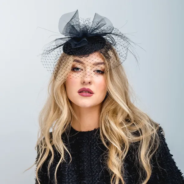 Czarny tiulowy fascynator z woalką i koronką.