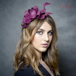 Bordowy fascynator do włosów na opasce.