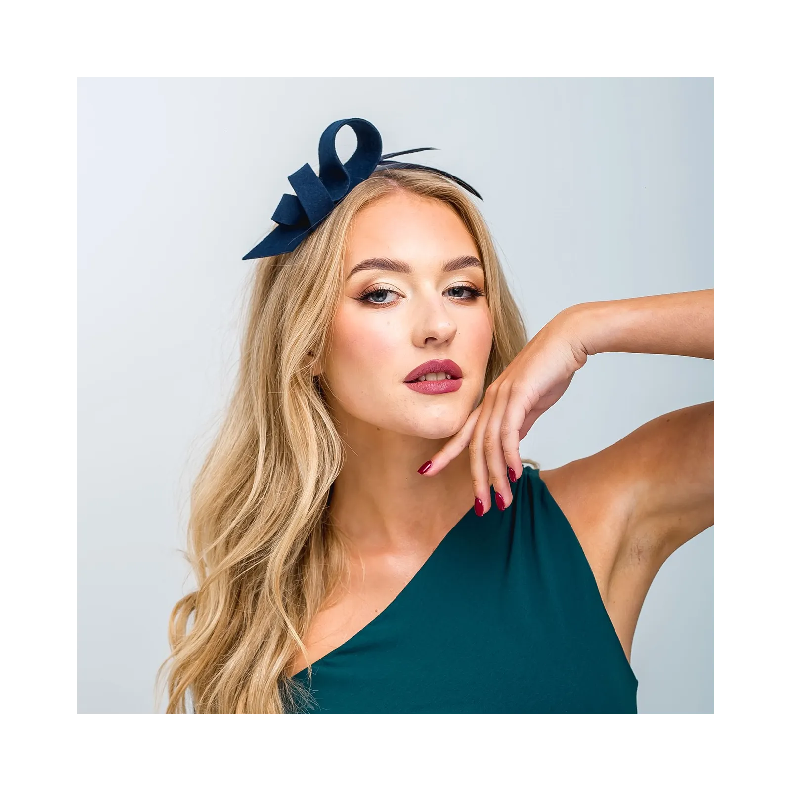 Delikatny granatowy fascynator z piórkami.