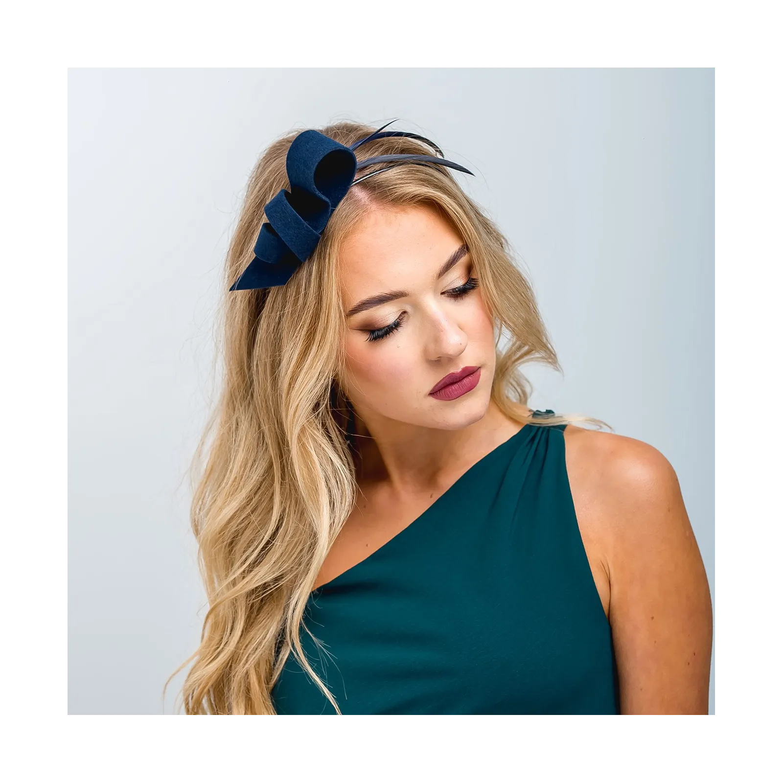 Delikatny granatowy fascynator z piórkami.