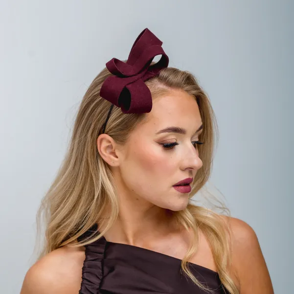 Bordowa ozdoba- kokarda na głowę.