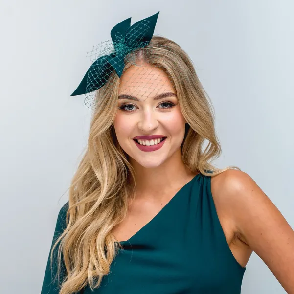 Zielony butelkowy fascynator z woalką.
