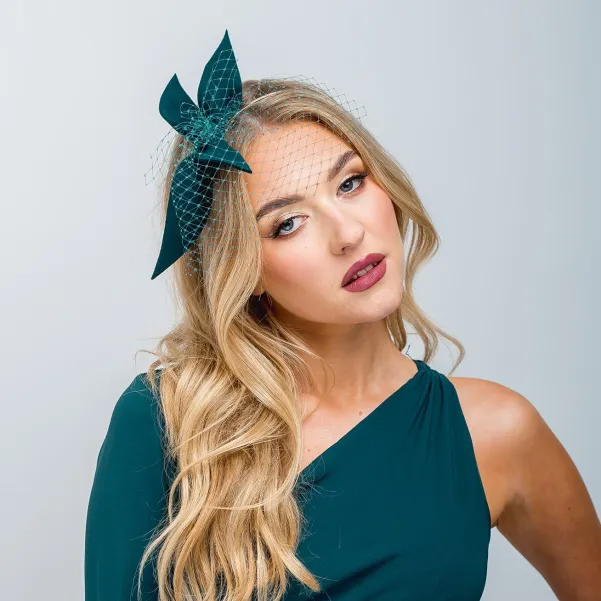 Zielony butelkowy fascynator z woalką.