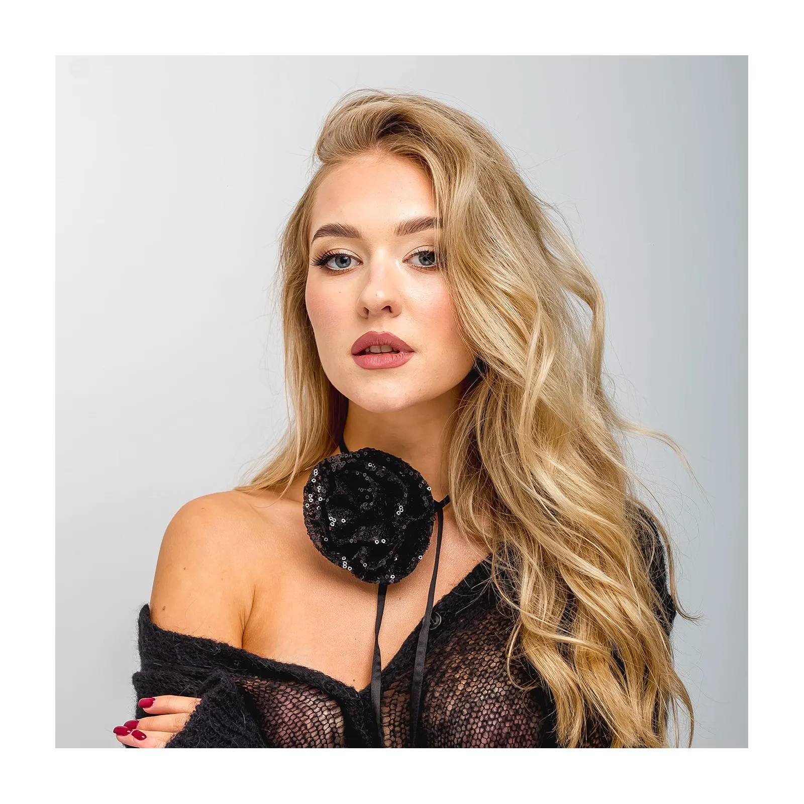 Czarny kwiat na szyję w cekiny.