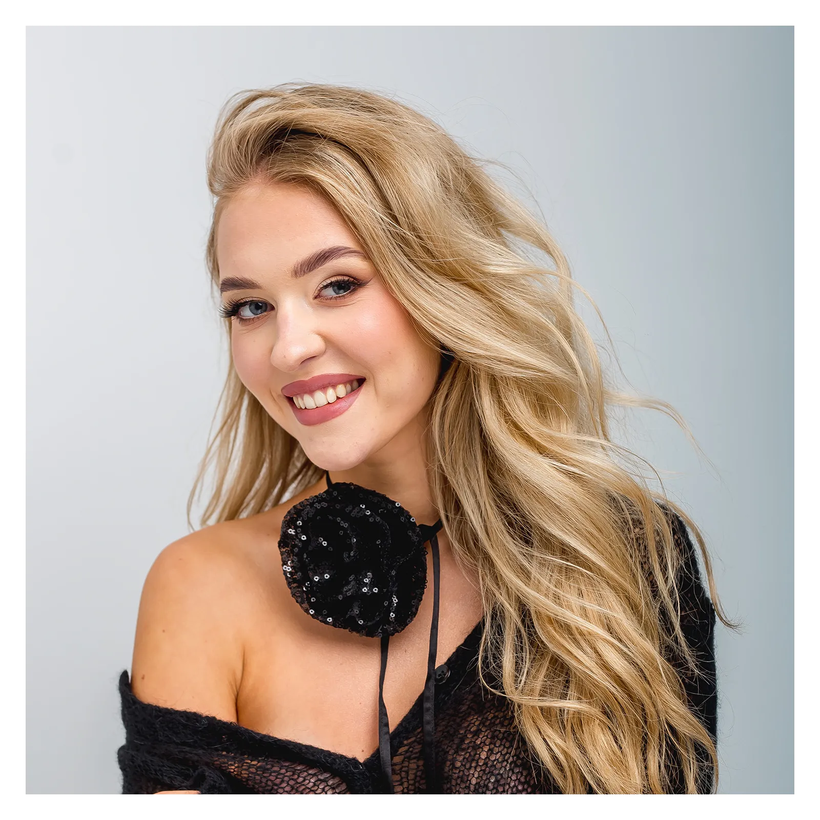 Czarny kwiat na szyję w cekiny.