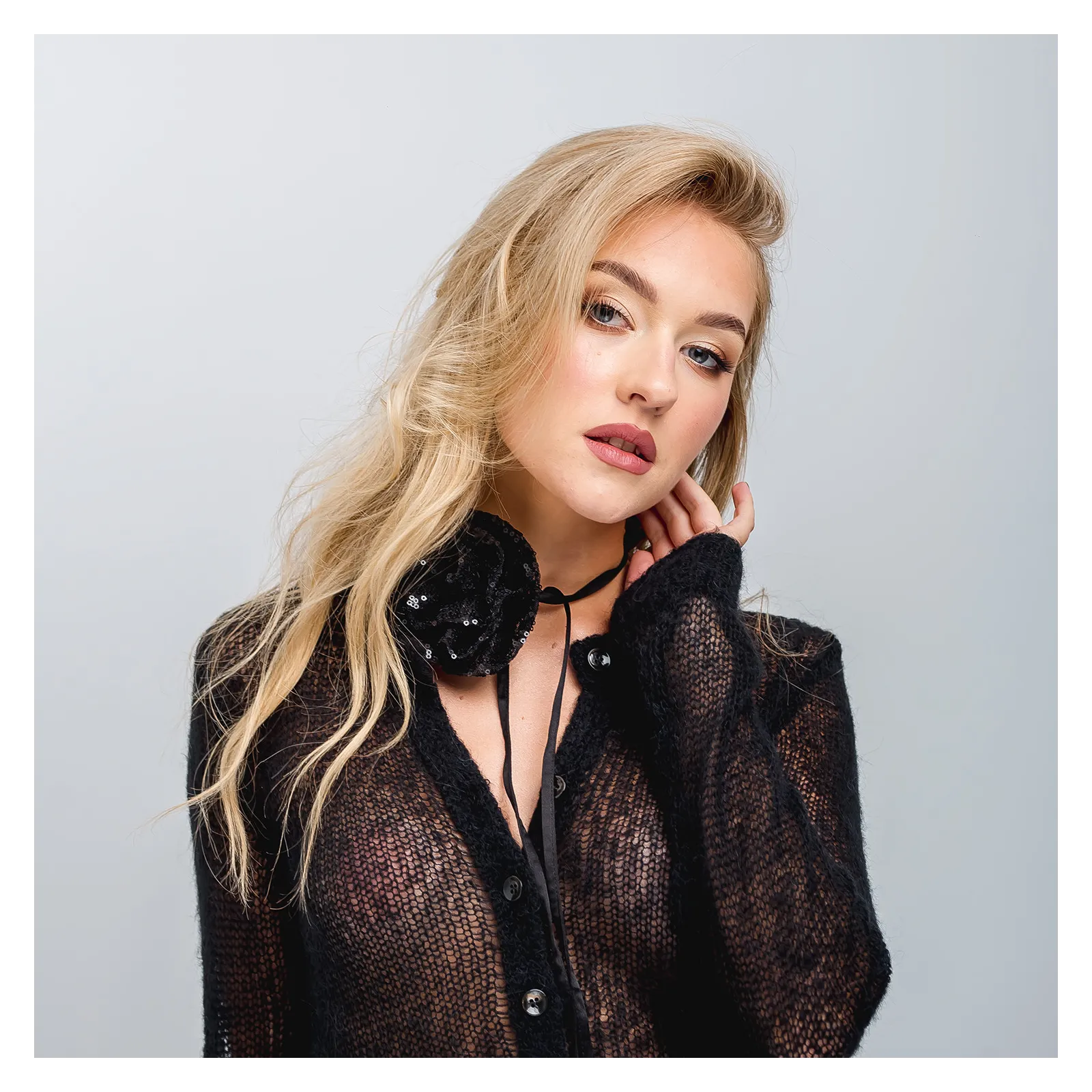 Czarny kwiat na szyję w cekiny.