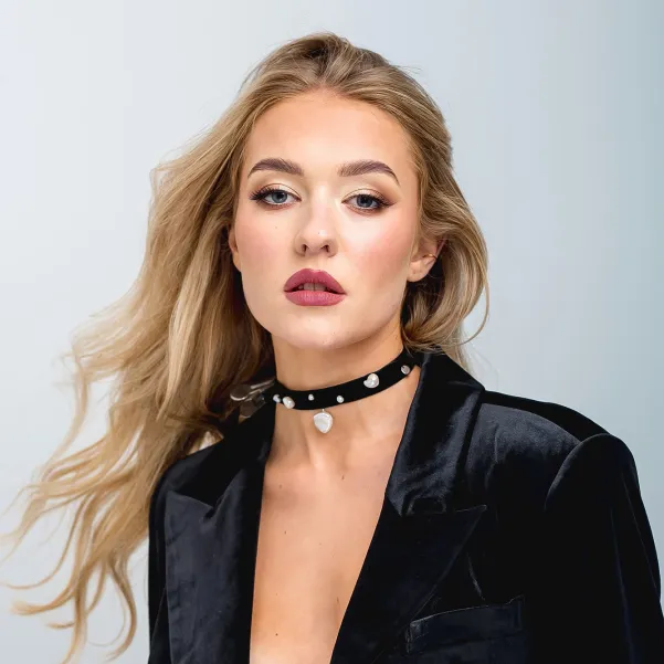 Czarny aksamitny choker z perłami naturalnymi.