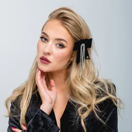 Spinka/broszka aksamitna kokarda z kryształkami.