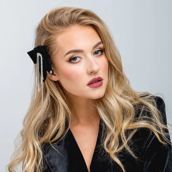 Spinka/broszka aksamitna kokarda z kryształkami.