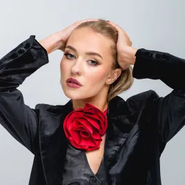 Modny naszyjnik, choker duża czerwona róża.