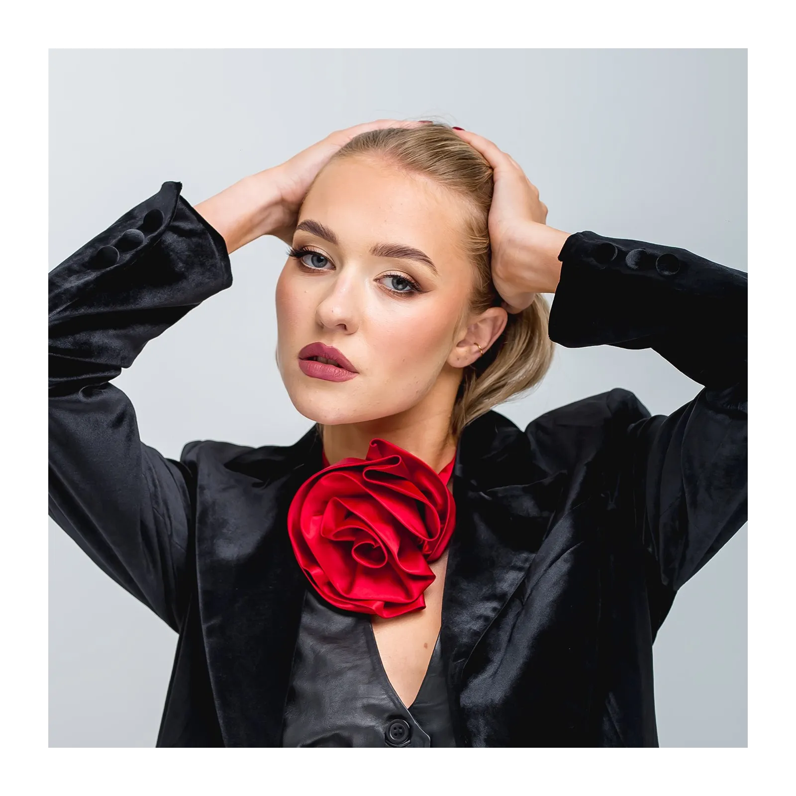 Modny naszyjnik, choker duża czerwona róża.