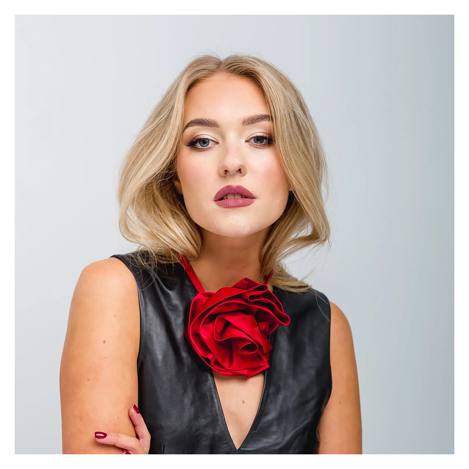 Modny naszyjnik, choker duża czerwona róża.