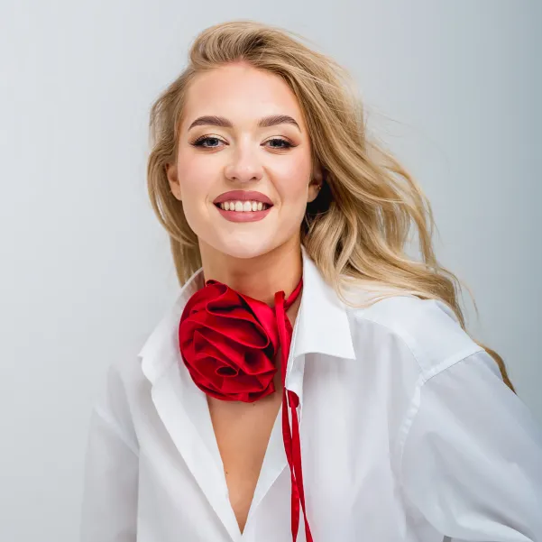 Modny naszyjnik, choker duża czerwona róża.